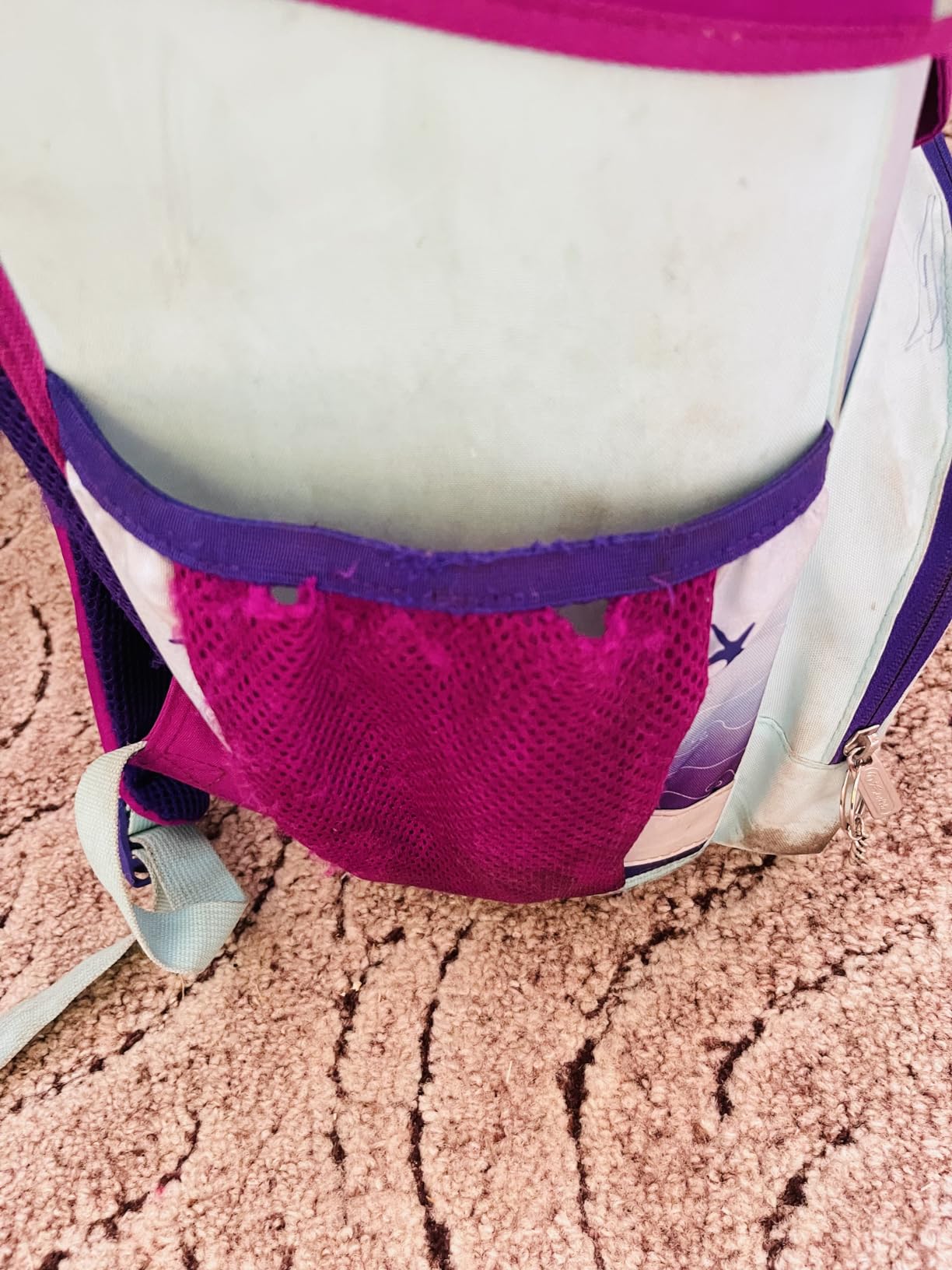 Sohn liebt seinen Ninja-Ranzen