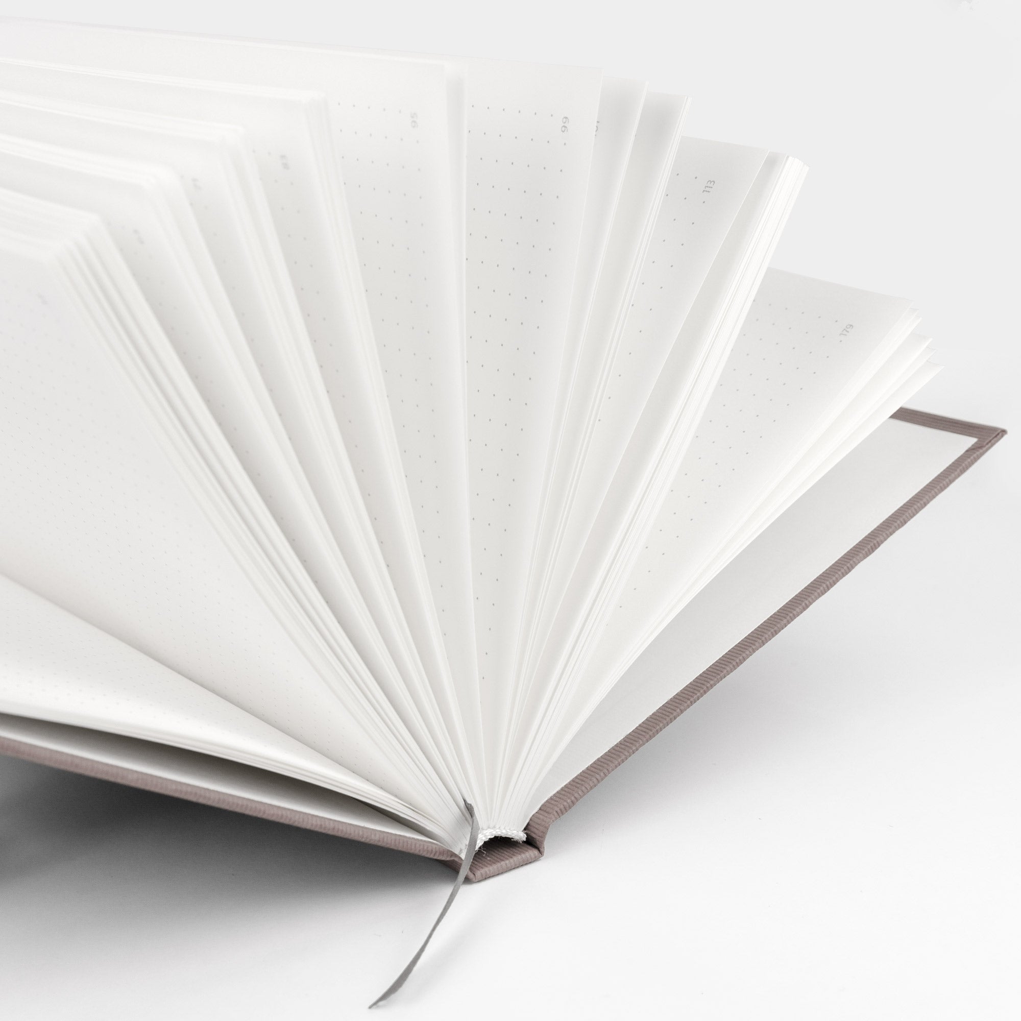 r-ssler-s-o-h-o-notizbuch-a5-hardcover-punktkariert-taupe-mit-leseb-ndchen image 3